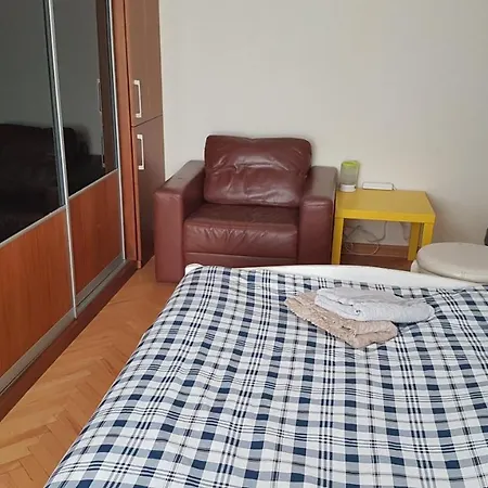 Niebieski Meander Blisko Metra Hostel
