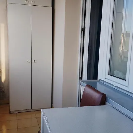 Niebieski Meander Blisko Metra بيت شباب وارسو