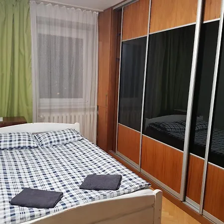 Niebieski Meander Blisko Metra بيت شباب وارسو