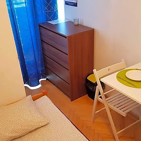 Niebieski Meander Blisko Metra *