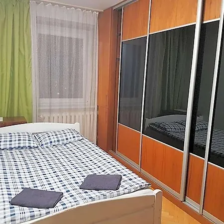 Niebieski Meander Blisko Metra بيت شباب وارسو
