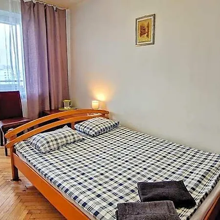 بيت شباب Niebieski Meander Blisko Metra