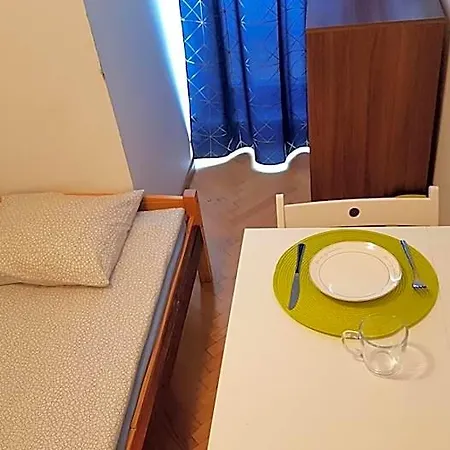Niebieski Meander Blisko Metra بيت شباب وارسو