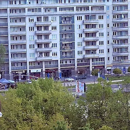 Niebieski Meander Blisko Metra *