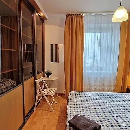 Niebieski Meander Blisko Metra بيت شباب وارسو