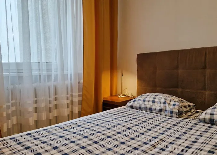 Niebieski Meander Blisko Metra *